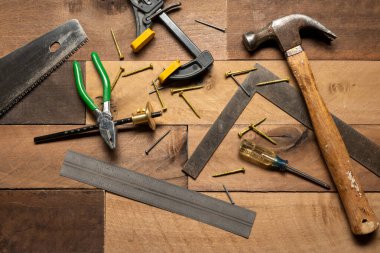 Kaba ahşap arka planda el araçları