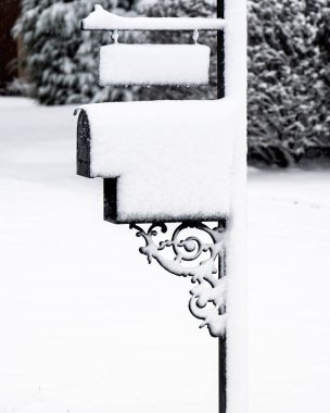 Yerleşim posta kutusu yeni yağmış karla kaplı.
