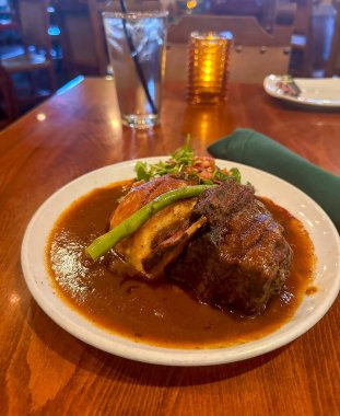 Kuşkonmaz ve soslu pirzola.