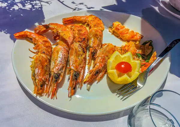 Kızarmış karideslerden oluşan öğle yemeği başlangıç yemeği (kafaları hala Avrupa tarzında yapışık)