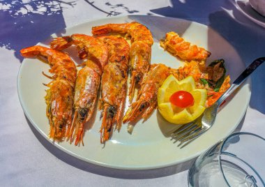 Kızarmış karidesli öğle yemeği. Kafaları hala Avrupa tarzında.