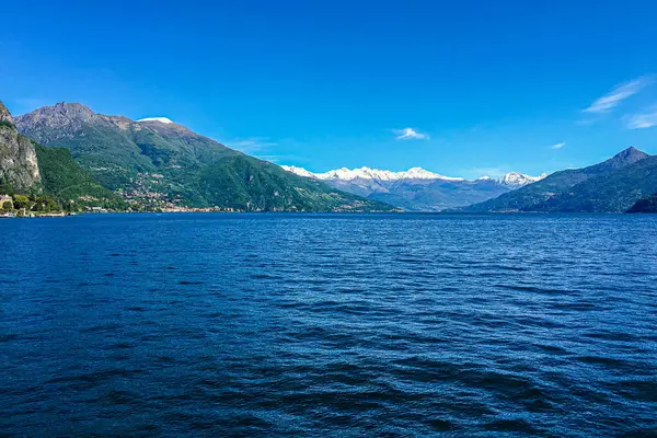 Kuzey İtalya 'daki Como Gölü turistleri ve eğlence düşkünlerini kendine çeker. Alplerin eteklerinde güzel ve huzurlu bir ortam..