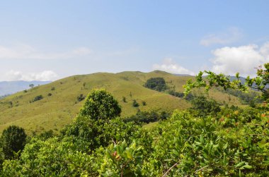 Karnataka, Hindistan 'daki Kuduremukh dağlarının zirveleri