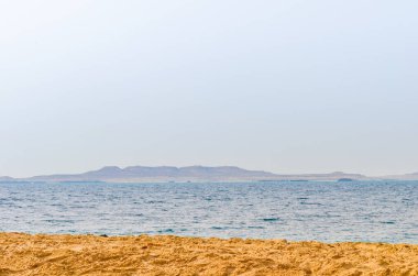 Katar 'daki Al-Adaid Çölü' nde iç deniz. Arka planda kireçtaşı tepeleri var.