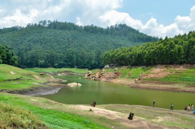 Hindistan 'ın Kerala kentindeki Munnar tepelerinde bir nehir.