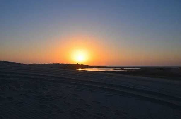 Złoty Wschód Słońca Pustyni Odbija Się Wodzie — Zdjęcie stockowe