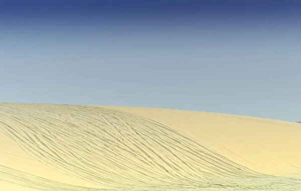 Пейзаж Пустыни Следами Шин — стоковое фото