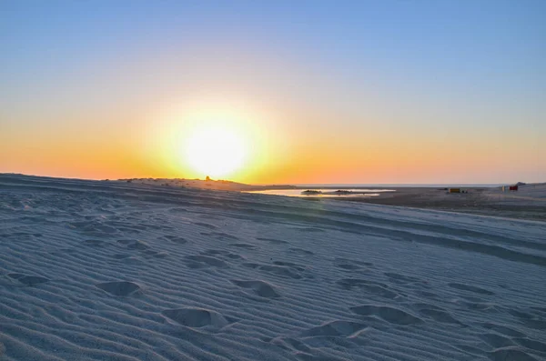 カタールのAl Adaidで寒い冬の日に砂漠での日の出 — ストック写真