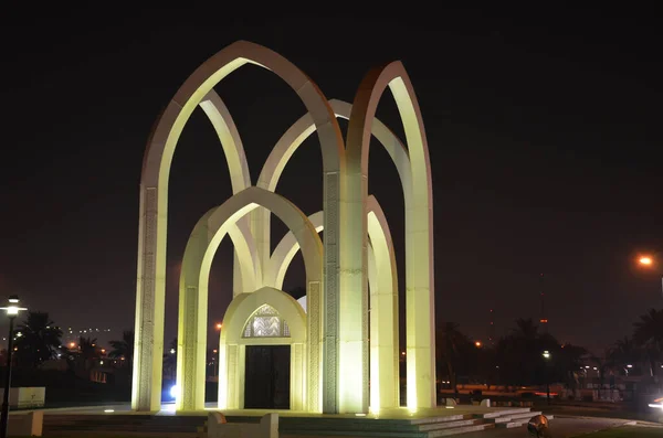 カタール ドーハのアル ビダ公園でのアーチ彫刻の夜景 — ストック写真