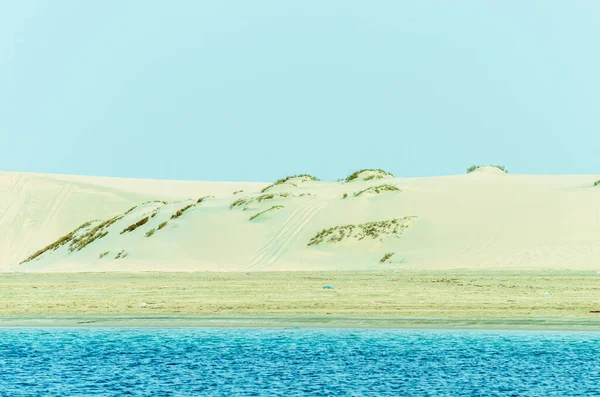 Dunas Areia Descendo Para Riacho Com Colinas Calcário Fundo Deserto — Fotografia de Stock