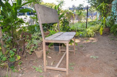 # Ev bahçesindeki eski ahşap bank #