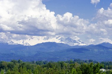 Karla kaplı dağ zirveleri. Baker Abbotsford, BC, Kanada 'dan görünür