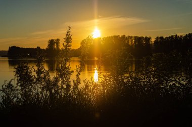 Fraser Nehri 'nde gün batımı, Misyon, British Columbia, Kanada