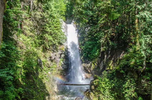 Cascade Falls, BC, Kanada 'nın kuzeydoğusunda yer almaktadır.