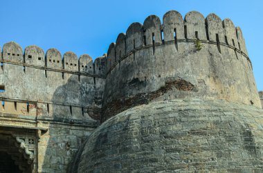 Udaipur, Rajasthan, Hindistan 'daki Kumbalgarh Kalesi' nin bir bölümü.