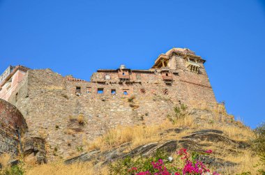 Udaipur, Rajasthan, Hindistan 'daki Kumbalgarh Kalesi' nin bir bölümü.
