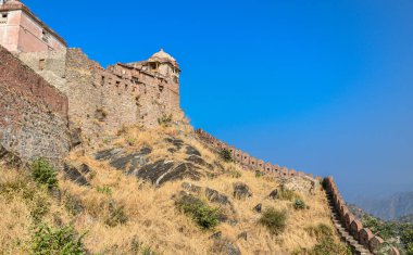 Udaipur, Rajasthan, Hindistan 'daki Kumbalgarh Kalesi' nin bir bölümü.