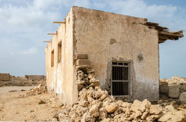 Katar, Al Ruwais 'deki antik bir balıkçı köyünün kalıntıları.