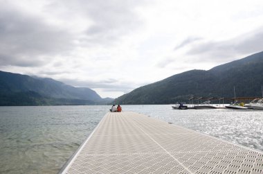 Chilliwack, Fraser Valley, British Columbia, Kanada 'daki Cultus Gölü' nün doğal güzelliği bulutlu bir günde