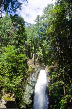Cascade Falls, BC, Kanada 'nın kuzeydoğusunda yer almaktadır.