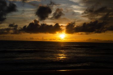 Tanneeru Bhavi, Mangalore, Hindistan sahillerinde bulutlu gün batımı