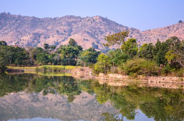 Küçük bir göldeki yansımanın manzarası