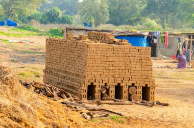 Geleneksel ahşap bir köyde kil tuğla ocağı yaktı.