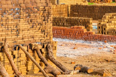 Geleneksel ahşap bir köyde kil tuğla ocağı yaktı.
