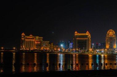Doha Corniche 'in Qatara' dan gece görüşü