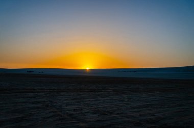 Katar 'da bir çölde renkli bir şafak