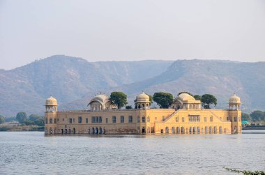 Jaipur, Hindistan 'dan Jal Mahal Man Sagar Gölü' nün ortasında 1699 yılında inşa edildi.