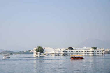 Udaipur 'daki Pichola Gölü ve Hindistan' daki Rajasthan Şehir Sarayı.