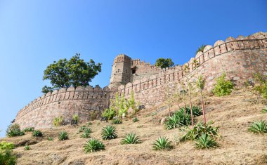 Udaipur, Rajasthan, Hindistan 'daki Kumbalgarh Kalesi' nin bir bölümü.