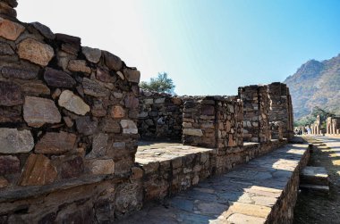 Alwar, Rajasthan, Hindistan 'da 16. yüzyıl Bhangarh kalesinde kemerli taş duvar.
