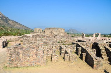 16. yüzyılın harabelerinin bir kısmı Alwar, Rajasthan, Hindistan 'daki Bhangarh kalesi.