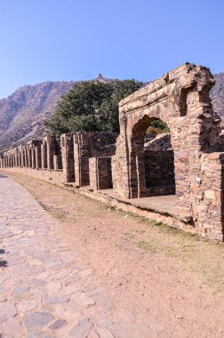 Alwar, Rajasthan, Hindistan 'da 16. yüzyıl Bhangarh kalesinde kemerli taş duvar.