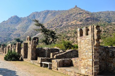 Alwar, Rajasthan, Hindistan 'da 16. yüzyıl Bhangarh kalesinde kemerli taş duvar.