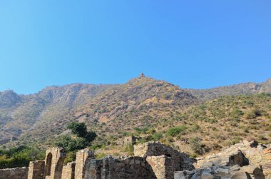 16. yüzyılın harabelerinin bir bölümü Alwar, Rajasthan, Hindistan 'daki Bhangarh kalesi.