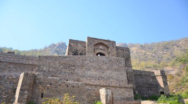 Alwar, Rajasthan, Hindistan 'daki 16. yüzyıl Bhangarh kalesinin kalıntıları.