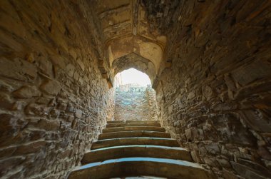 Alwar, Rajasthan, Hindistan 'daki 16. yüzyıl Bhangarh kalesinin kalıntıları.