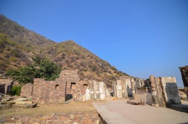 Alwar, Rajasthan, Hindistan 'daki 16. yüzyıl Bhangarh kalesinin kalıntıları.