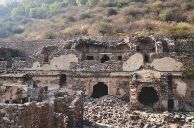 Alwar, Rajasthan, Hindistan 'daki 16. yüzyıl Bhangarh kalesinin kalıntıları.