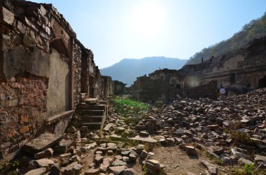 Alwar, Rajasthan, Hindistan 'daki 16. yüzyıl Bhangarh kalesinin kalıntıları.