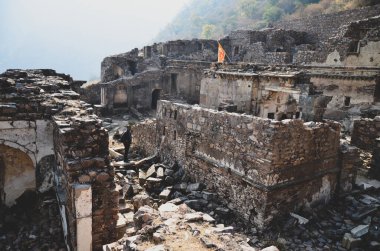 Alwar, Rajasthan, Hindistan 'daki 16. yüzyıl Bhangarh kalesinin kalıntıları.