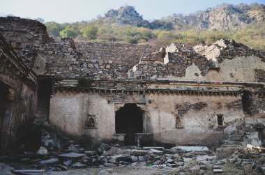 Alwar, Rajasthan, Hindistan 'daki 16. yüzyıl Bhangarh kalesinin kalıntıları.