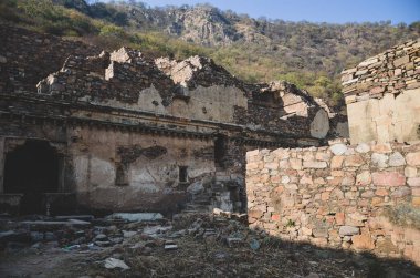 Alwar, Rajasthan, Hindistan 'daki 16. yüzyıl Bhangarh kalesinin kalıntıları.