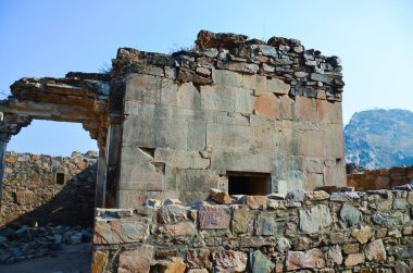 Alwar, Rajasthan, Hindistan 'daki 16. yüzyıl Bhangarh kalesinin kalıntıları.