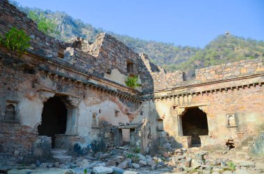 Alwar, Rajasthan, Hindistan 'daki 16. yüzyıl Bhangarh kalesinin kalıntıları.