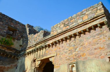 Alwar, Rajasthan, Hindistan 'daki 16. yüzyıl Bhangarh kalesinin kalıntıları.