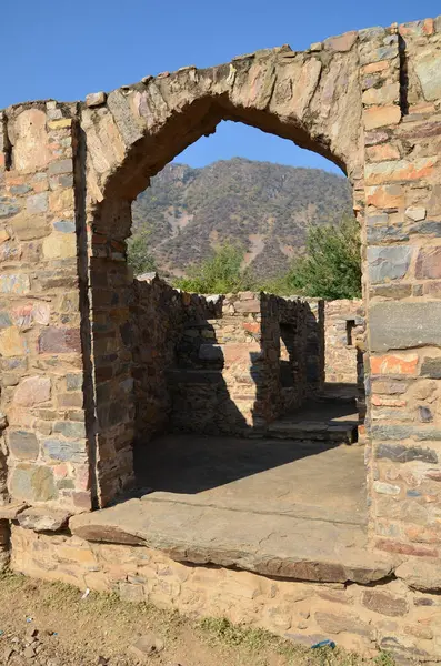 stock image Stone wall with arches in the ruins of 16th century Bhangarh fort at Alwar, Rajasthan, India